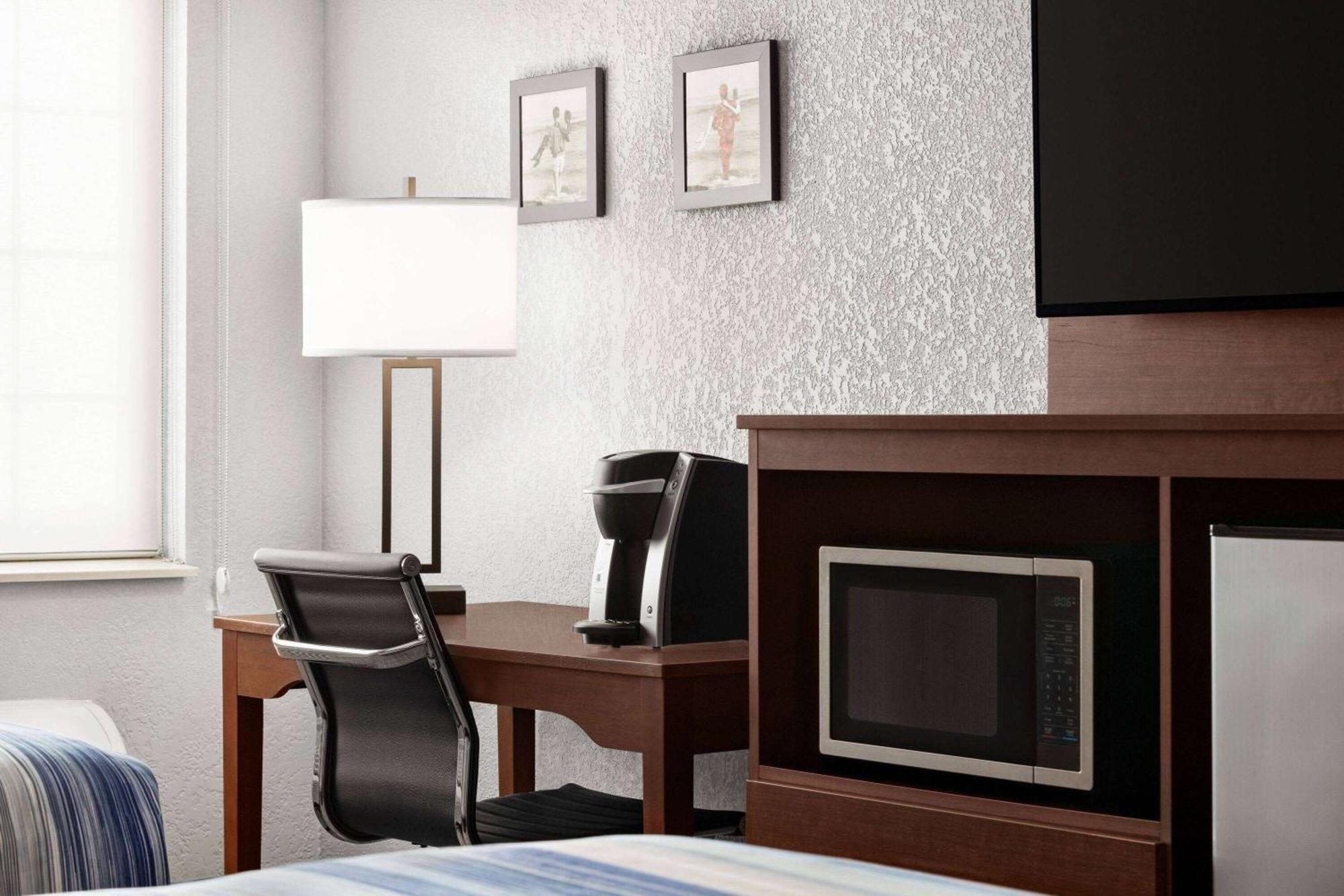 Americinn By Wyndham Williamsburg Extérieur photo